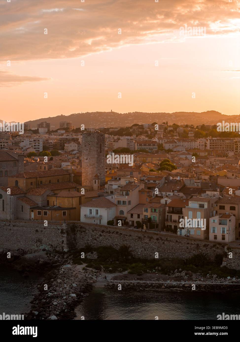 Vue aérienne de la vieille ville d'Antibes au coucher du soleil avec remparts et tour Banque D'Images