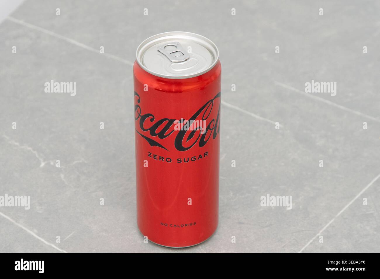 Coca-Cola aluminium mince peut zéro sucre 330 ml sans calories. Boîte classique mince rouge. Étiquette noire. Ukraine, Kiev - 21 avril 2025 Banque D'Images