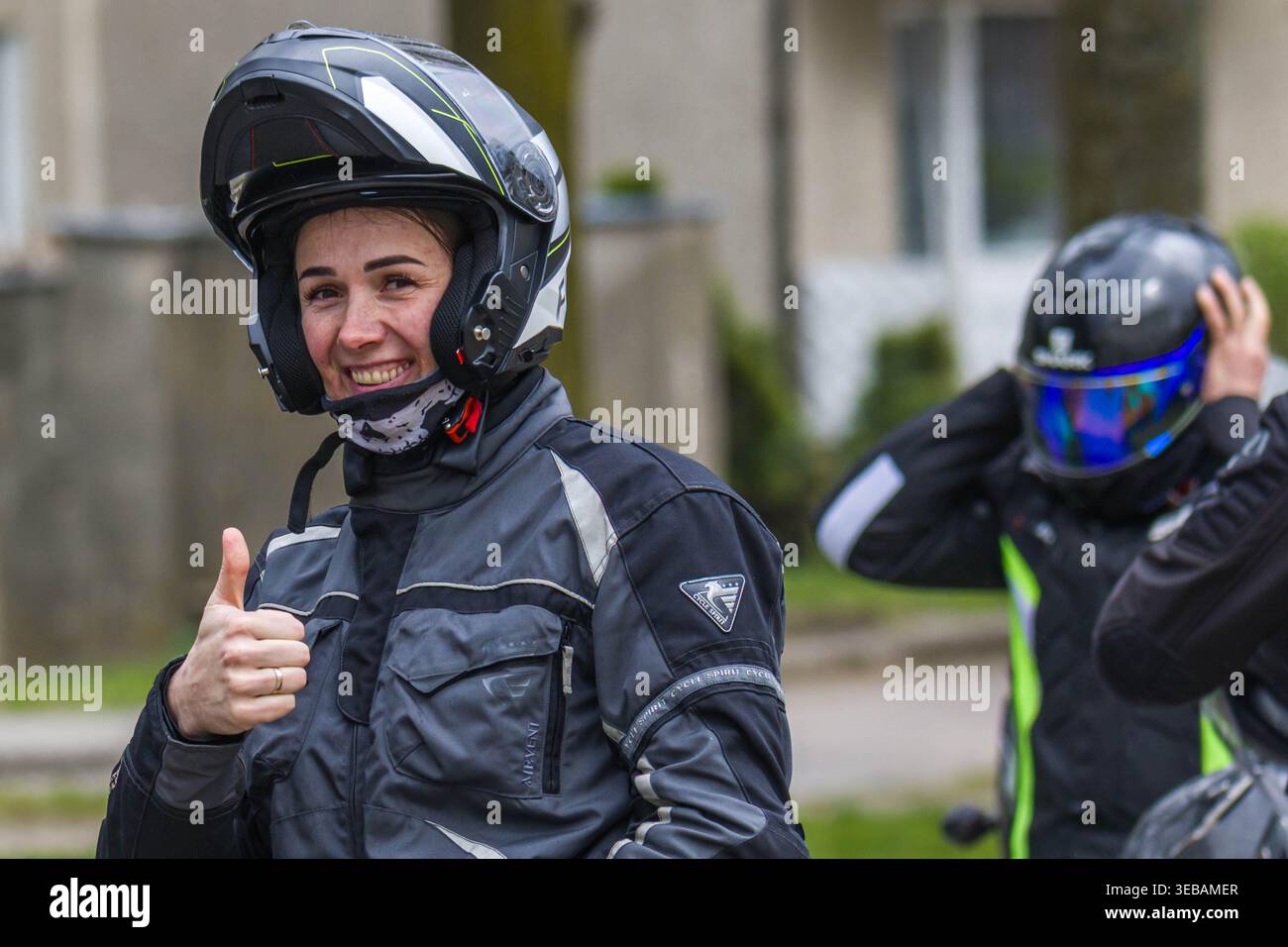 Les motards se rassemblent lors d'un événement d'ouverture de la saison des motos en Lituanie, mettant en vedette une variété de motos de tourisme et de croisière. Coureurs portant une protection Banque D'Images