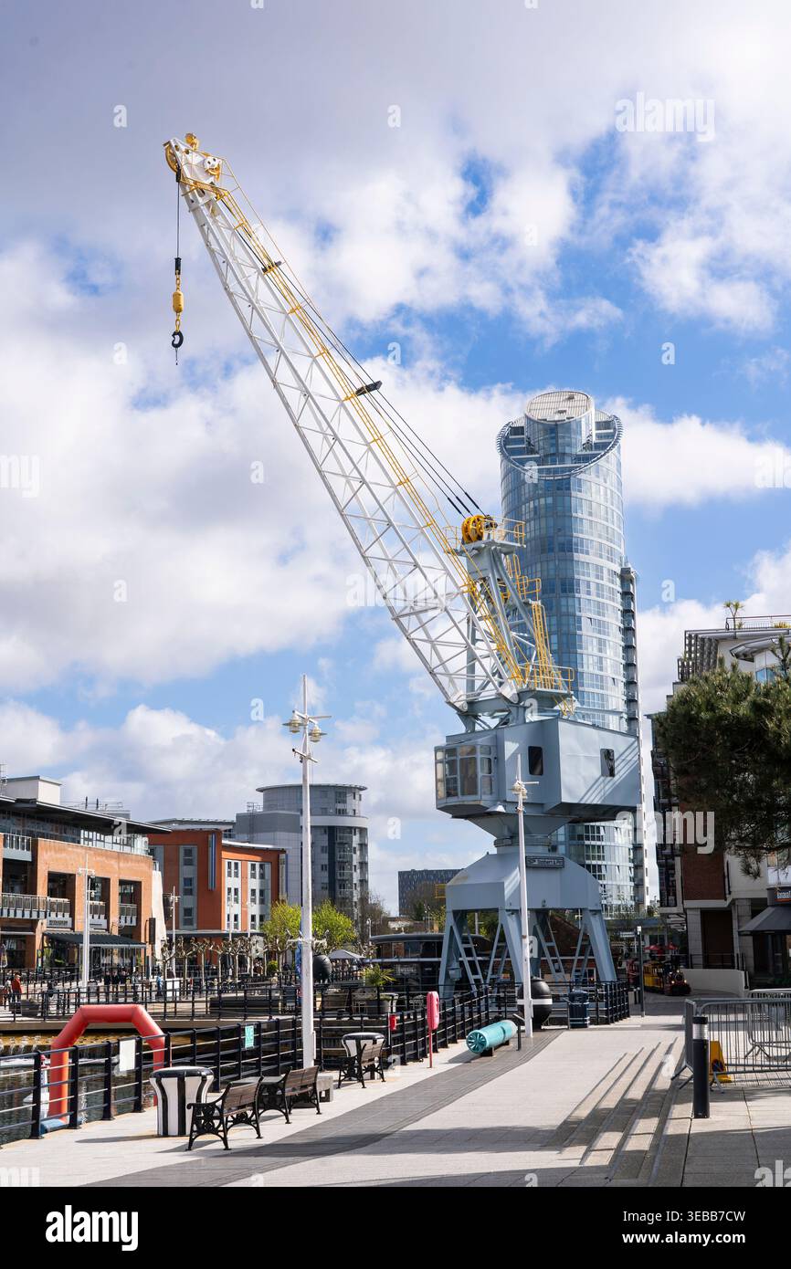 La grue Stothert & Pitt, située à Gunwharf Quays, Portsmouth, est un exemple de machines industrielles à quai, anciennement partie du site HMS Vernon Banque D'Images