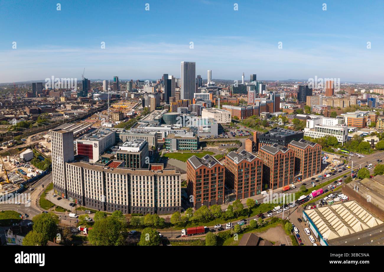 Une vue panoramique aérienne du paysage urbain de Birmingham avec le site de construction HS2 à Curzon Street et le campus et le bâtiment de l'Université de Birmingham Banque D'Images