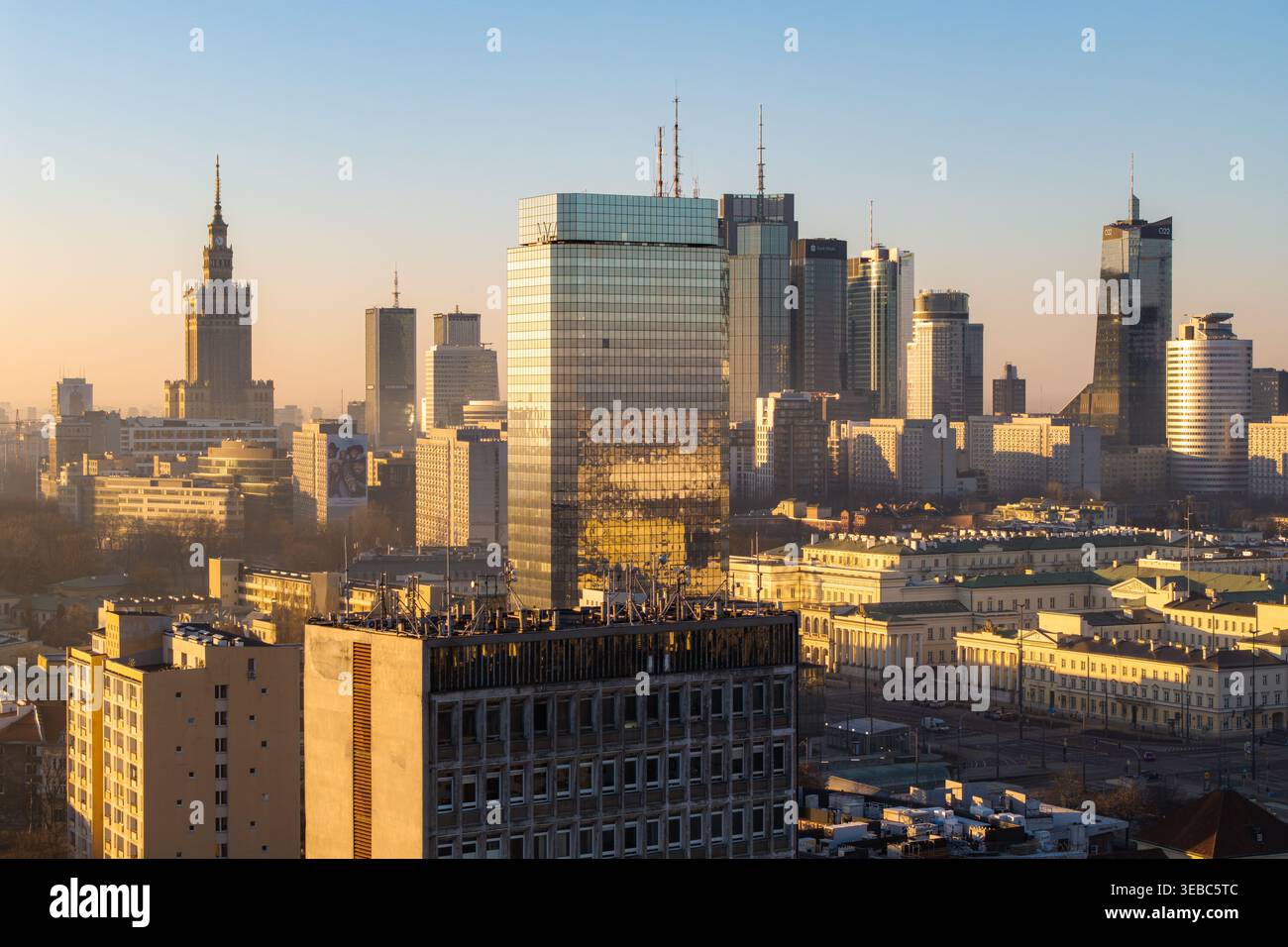 Varsovie, Pologne - 07 mars 2026 : vue aérienne de la ville avec le Palais de la culture et de la Science et les gratte-ciel modernes pendant l'heure dorée Banque D'Images