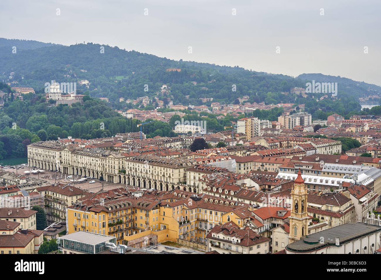 Vue panoramique aérienne de Turin (Torino), Italie, mettant en valeur le centre historique de la ville avec une architecture européenne distinctive. Le premier plan présente Banque D'Images