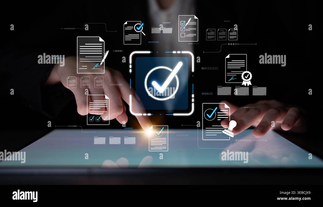 Homme d'affaires utilisant la tablette numérique pour gérer les documents et les données avec l'interface technologique moderne pour une optimisation efficace du flux de travail et Banque D'Images