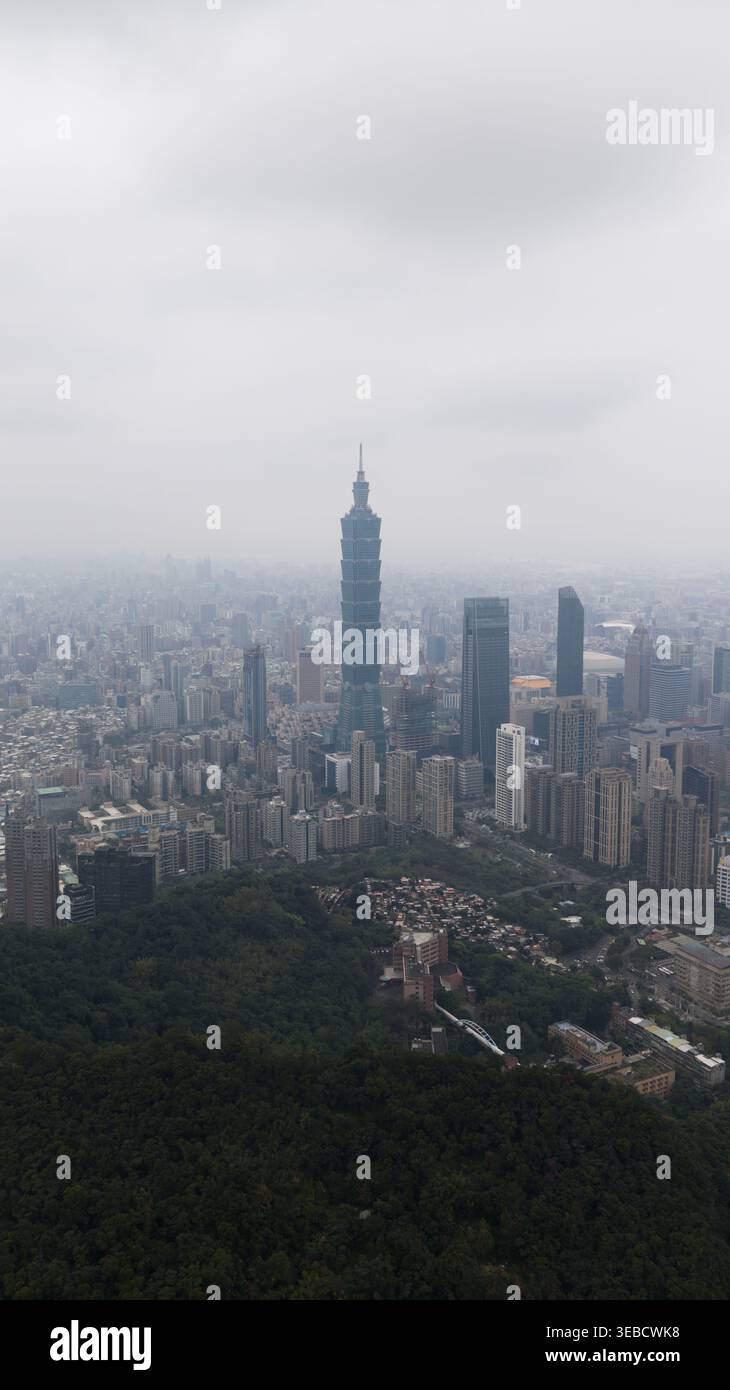 Village de Xicun, Taiwan - 20 février 2026 : vue aérienne du gratte-ciel Taipei 101 s'élevant au-dessus de l'horizon urbain dense et des bâtiments résidentiels sous un Banque D'Images