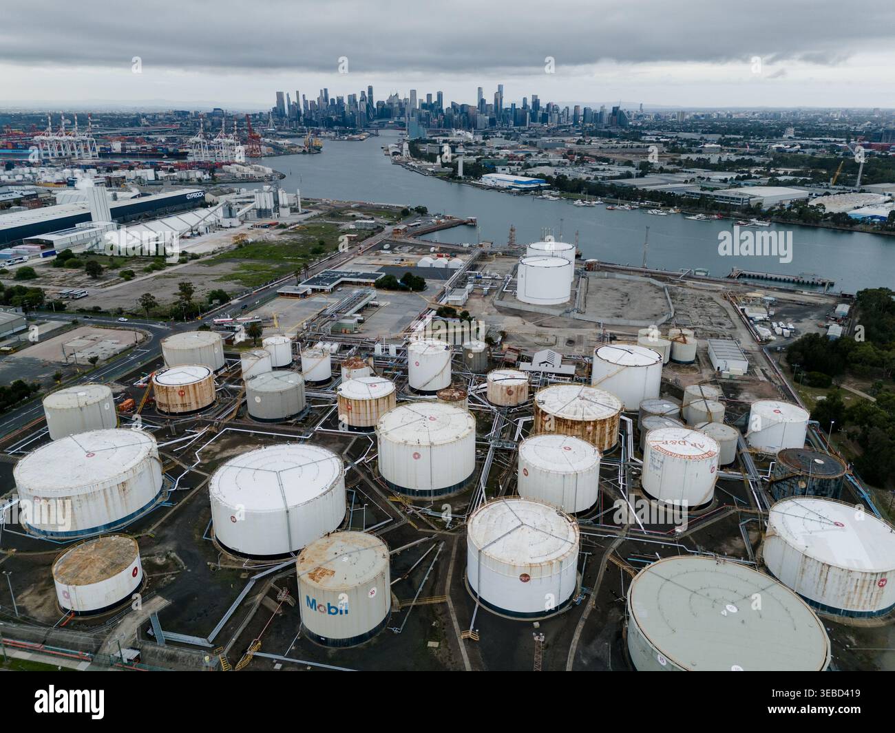 Spotswood, Australie - 1er avril 2026 : vue aérienne du terminal pétrolier de Yarraville avec de grands réservoirs de stockage le long de la rivière Yarra avec le Melbourn Banque D'Images
