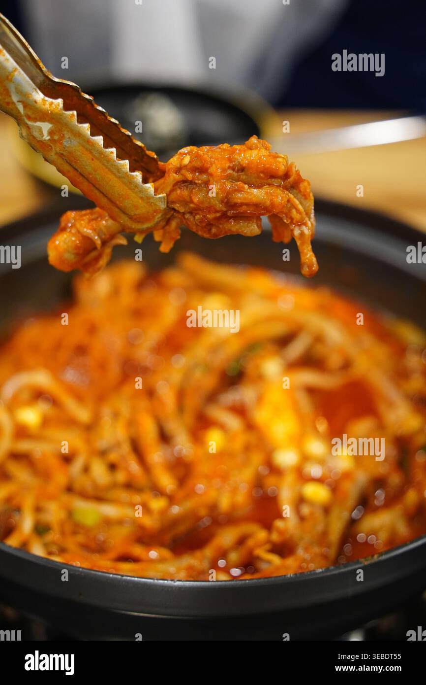 Plat de pieds de poulet épicé populaire en Corée Banque D'Images