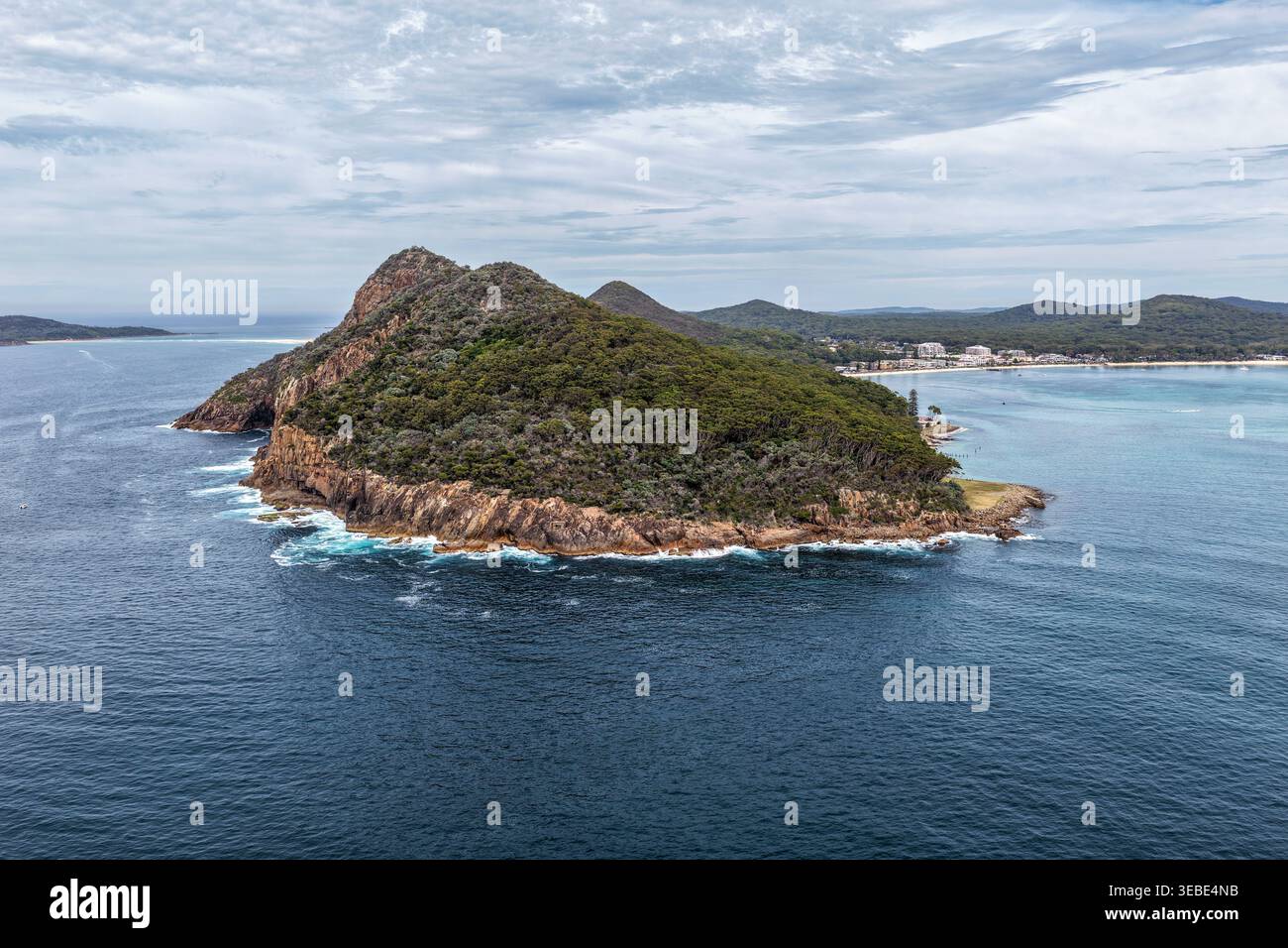 Vue aérienne de Tomaree Mountain à Port Stephens, Nouvelle-Galles du Sud, Australie. Paysage côtier pittoresque montrant un promontoire dominant s'élevant au-dessus de Surroun Banque D'Images