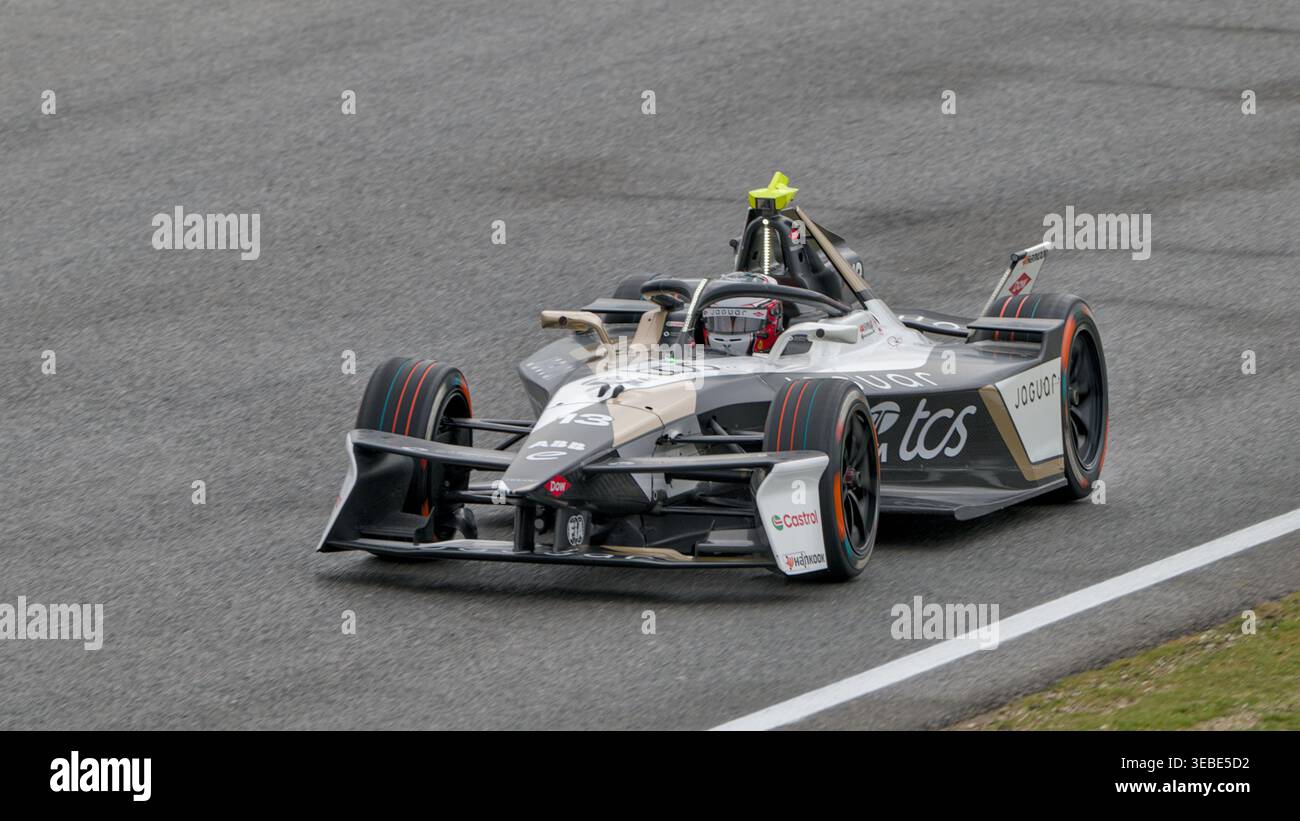António Félix da Costa approche d’un virage humide de Varzi dans sa Jaguar #13 devant ses rivaux lors de l’E-Prix FP2 de Madrid en 2026. Banque D'Images