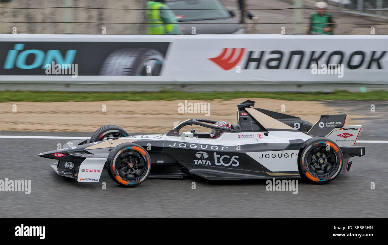 Mitch Evans conduit sa Jaguar Gen3 Evo #9 sur piste sèche devant ses rivaux lors de l'après-midi de Madrid E-Prix Race en 2026 Banque D'Images
