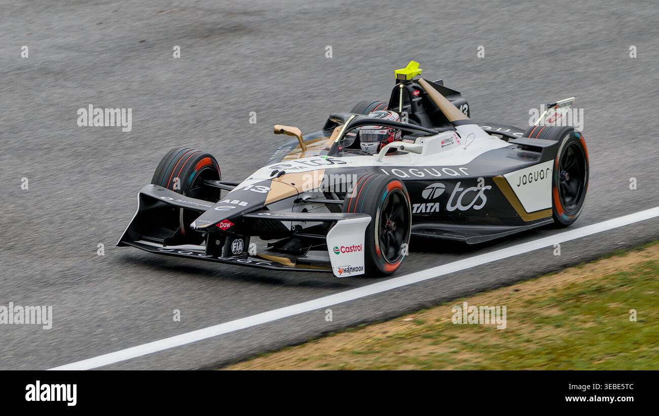 António Félix da Costa lance un jet d'eau avec sa Jaguar #13 approchant d'un virage humide de Varzi lors de l'E-Prix FP2 de Madrid en 2026. Banque D'Images