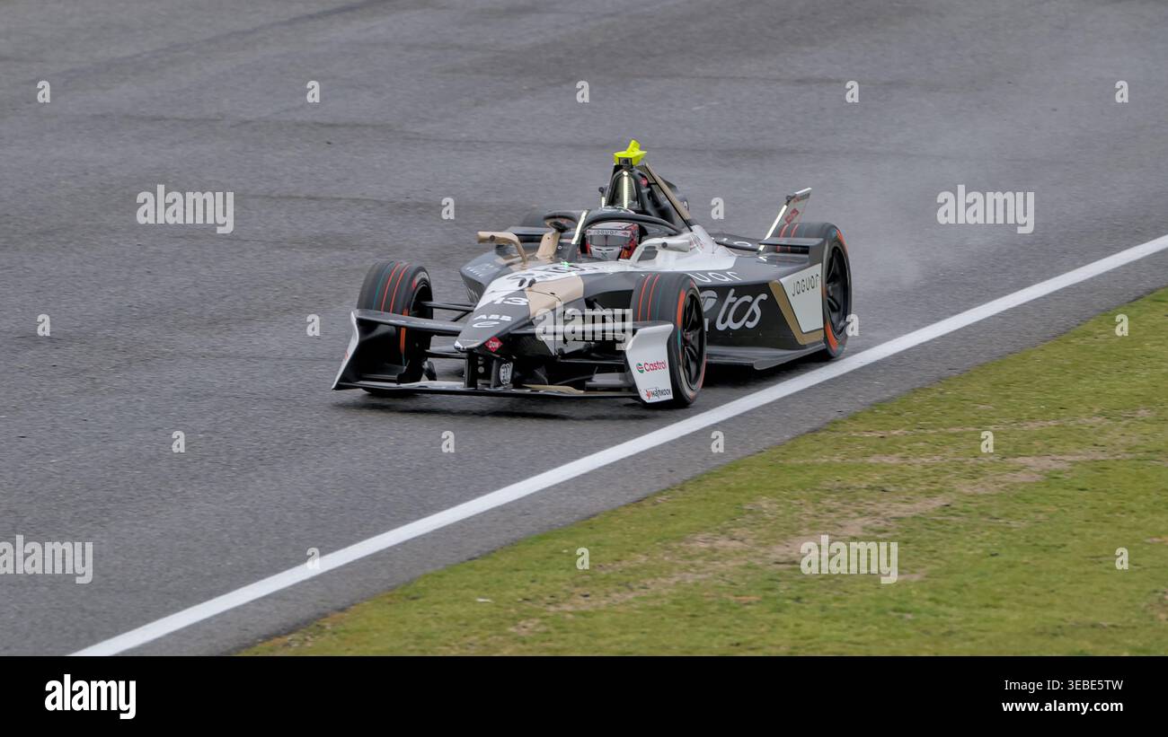 António Félix da Costa lance un jet d'eau avec sa Jaguar #13 approchant d'un virage humide de Varzi lors de l'E-Prix FP2 de Madrid en 2026. Banque D'Images