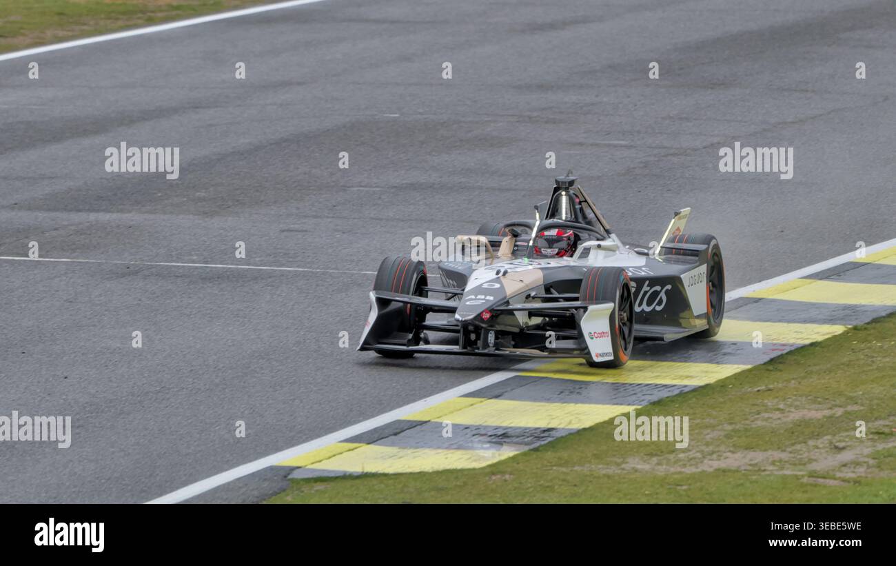Mitch Evans roule sur le trottoir mouillé à la sortie du virage de Fangio avec sa Jaguar #9 lors du E-Prix FP2 de Madrid en 2026. Banque D'Images