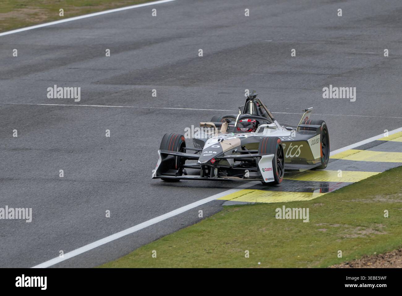 Mitch Evans roule sur le trottoir mouillé à la sortie du virage de Fangio avec sa Jaguar #9 lors du E-Prix FP2 de Madrid en 2026. Banque D'Images