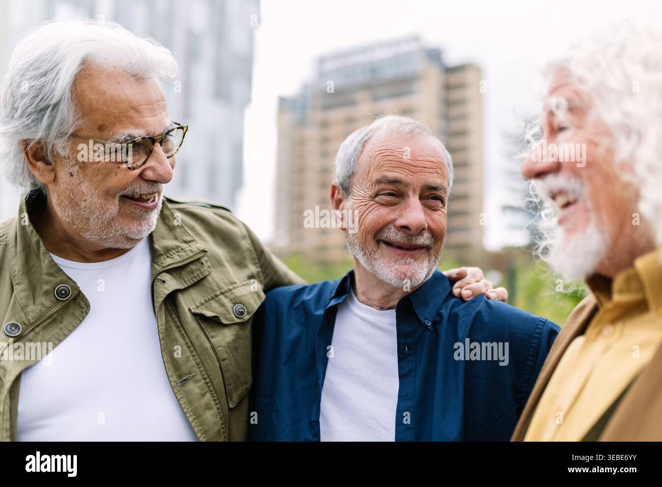 Groupe d'amis seniors profitant du temps ensemble en ville Banque D'Images