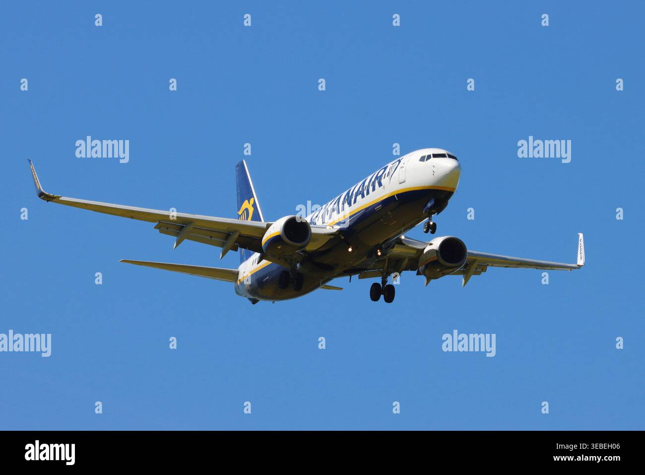 Ryanair, Boeing 737, en approche finale de l'aéroport Stansted de Londres, Essex, Royaume-Uni le 24 avril 2026 Banque D'Images