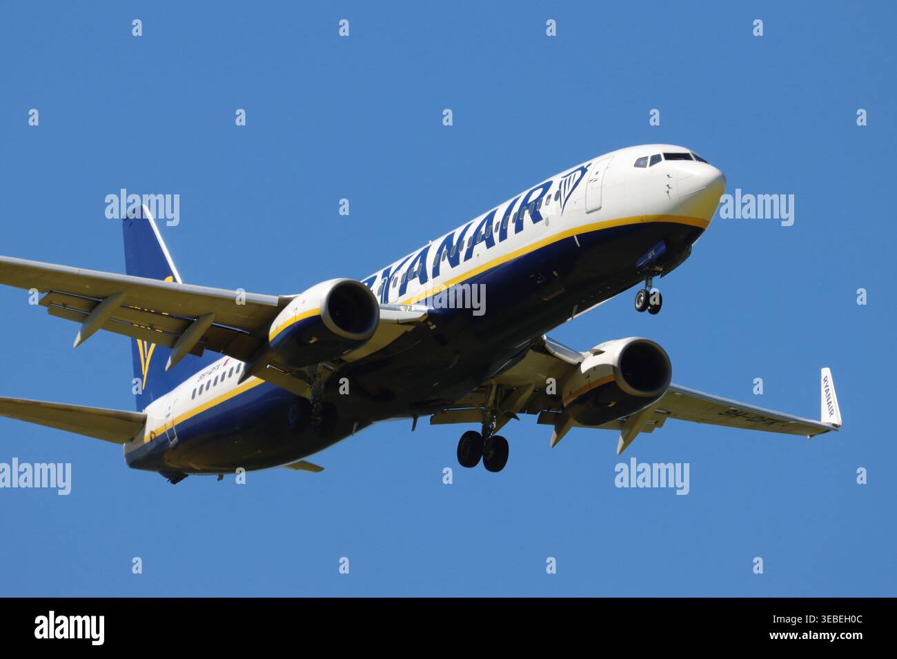 Ryanair, Boeing 737, en approche finale de l'aéroport Stansted de Londres, Essex, Royaume-Uni le 24 avril 2026 Banque D'Images