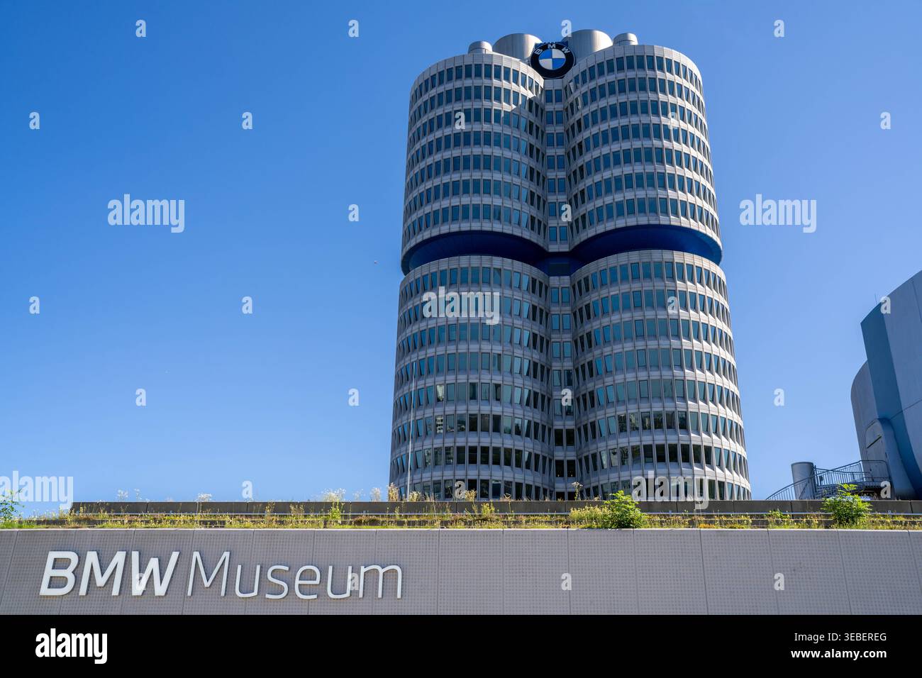 Munich Allemagne - 19 septembre 2025 : le musée BMW et son siège social à Munich Allemagne Modern Skyscraper Banque D'Images
