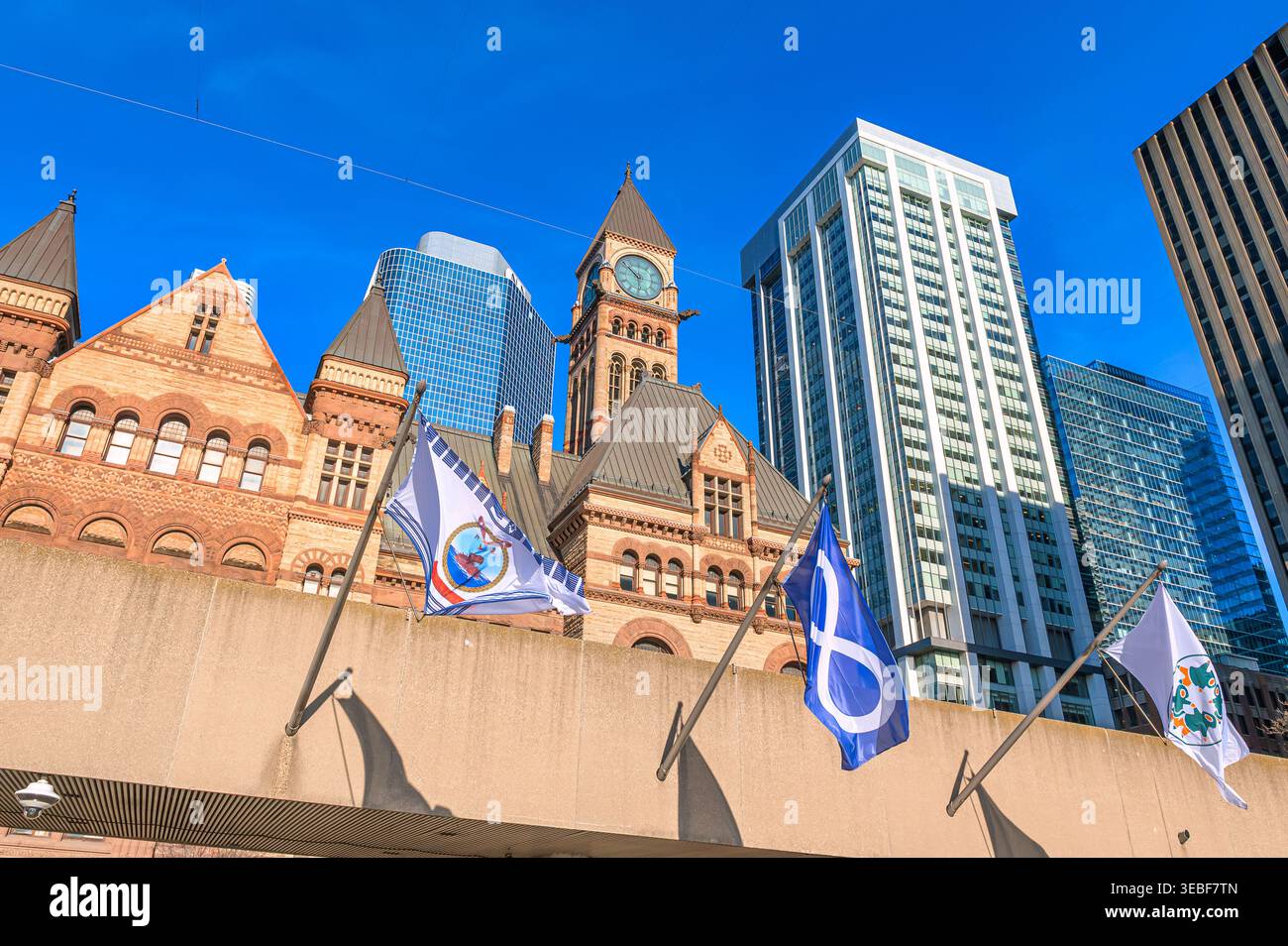 Paysage urbain du district du centre-ville encadré par des drapeaux des Premières Nations canadiennes. Banque D'Images