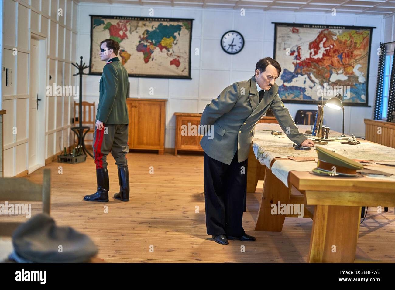 Une exposition muséale ou une présentation de figures de cire représentant l'intérieur d'un centre de commandement militaire de la Seconde Guerre mondiale. Au premier plan, une figure ressemblant à Adolf Banque D'Images