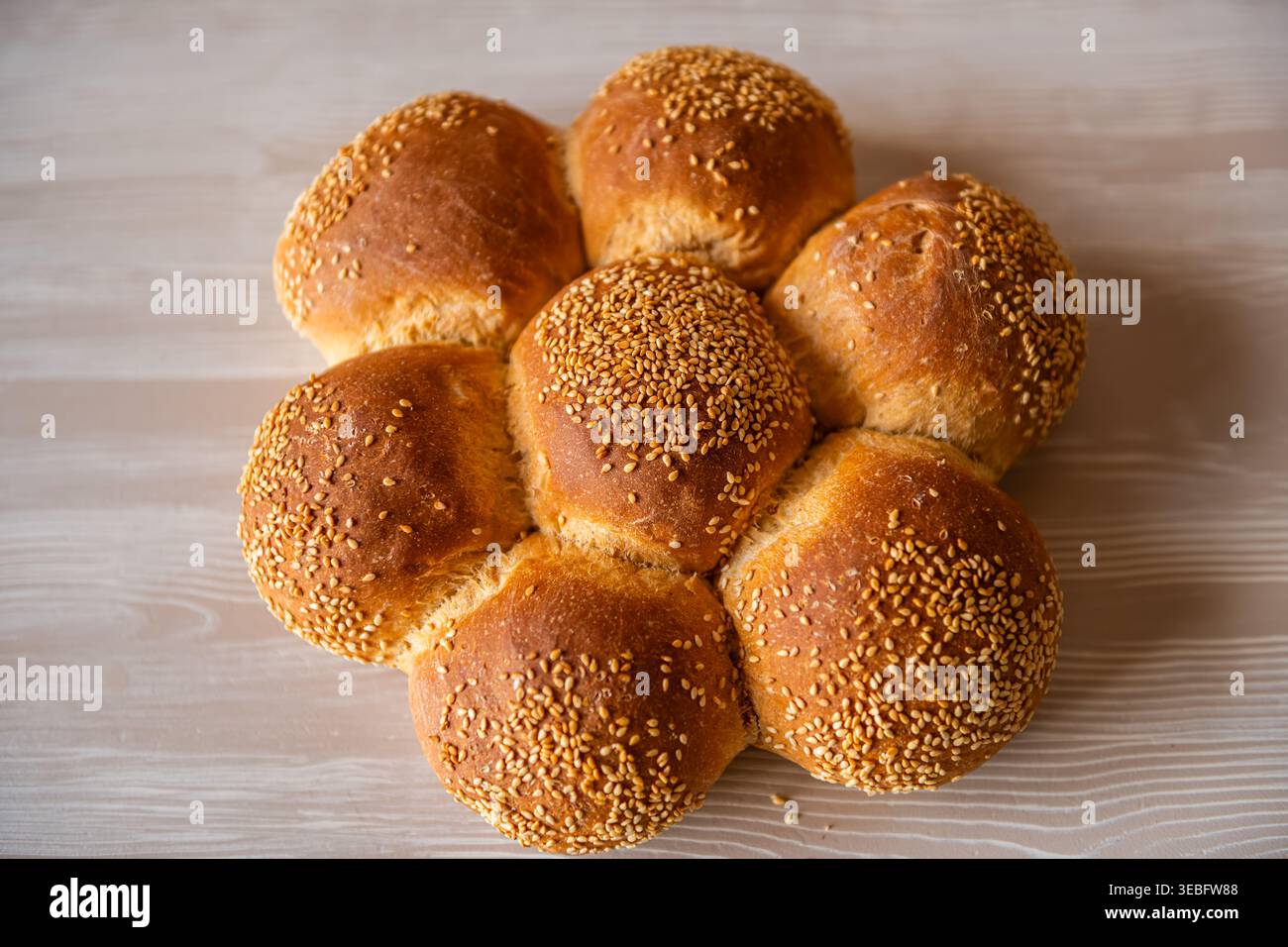 Challah petits pains aux graines de sésame, nourriture juive traditionnelle cuite à la boulangerie grecque sur l'île d'Ikaria, macro en gros plan grec Banque D'Images
