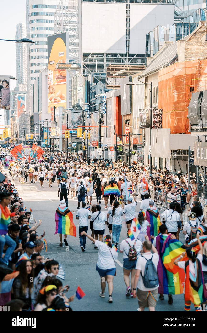 Toronto, Canada - 29 juin 2025 : événement urbain animé avec des bannières colorées qui s'envolent Banque D'Images