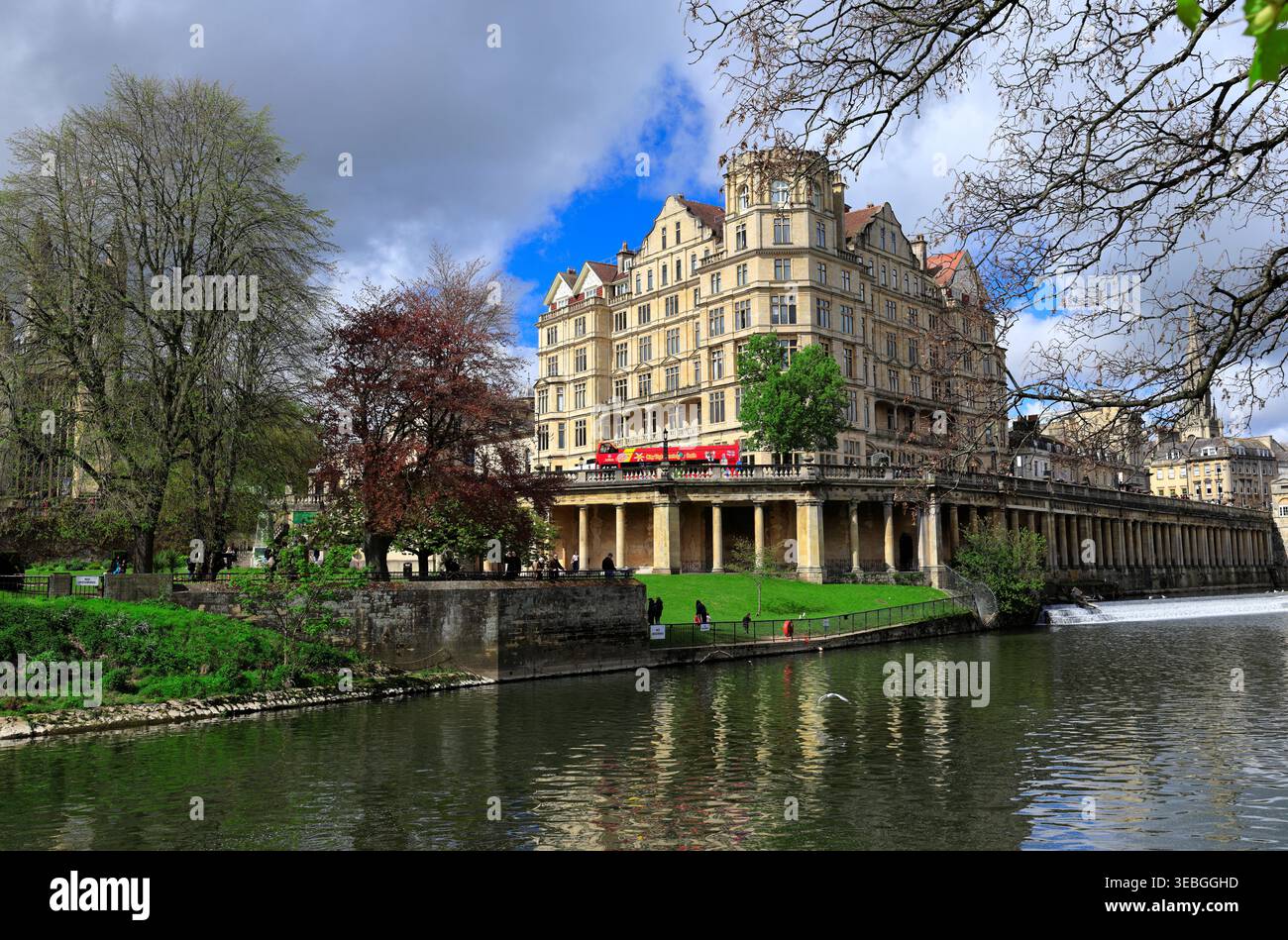 Rivière Avon et de l'Ancien Empire Hotel, Bath, Somerset, Angleterre, Royaume-Uni. Banque D'Images
