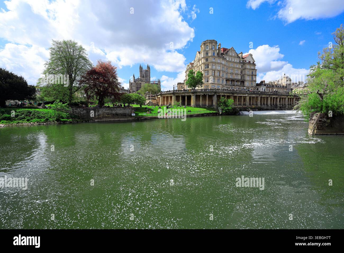 L'Abbaye de Bath, rivière Avon et de l'Ancien Empire Hotel ; bain ; Angleterre ; Somerset Banque D'Images