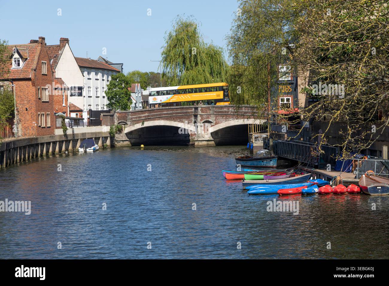 Bus à impériale traversant Rye Bridge, River Wensum, Norwich, Norfolk, Angleterre, ROYAUME-UNI Banque D'Images
