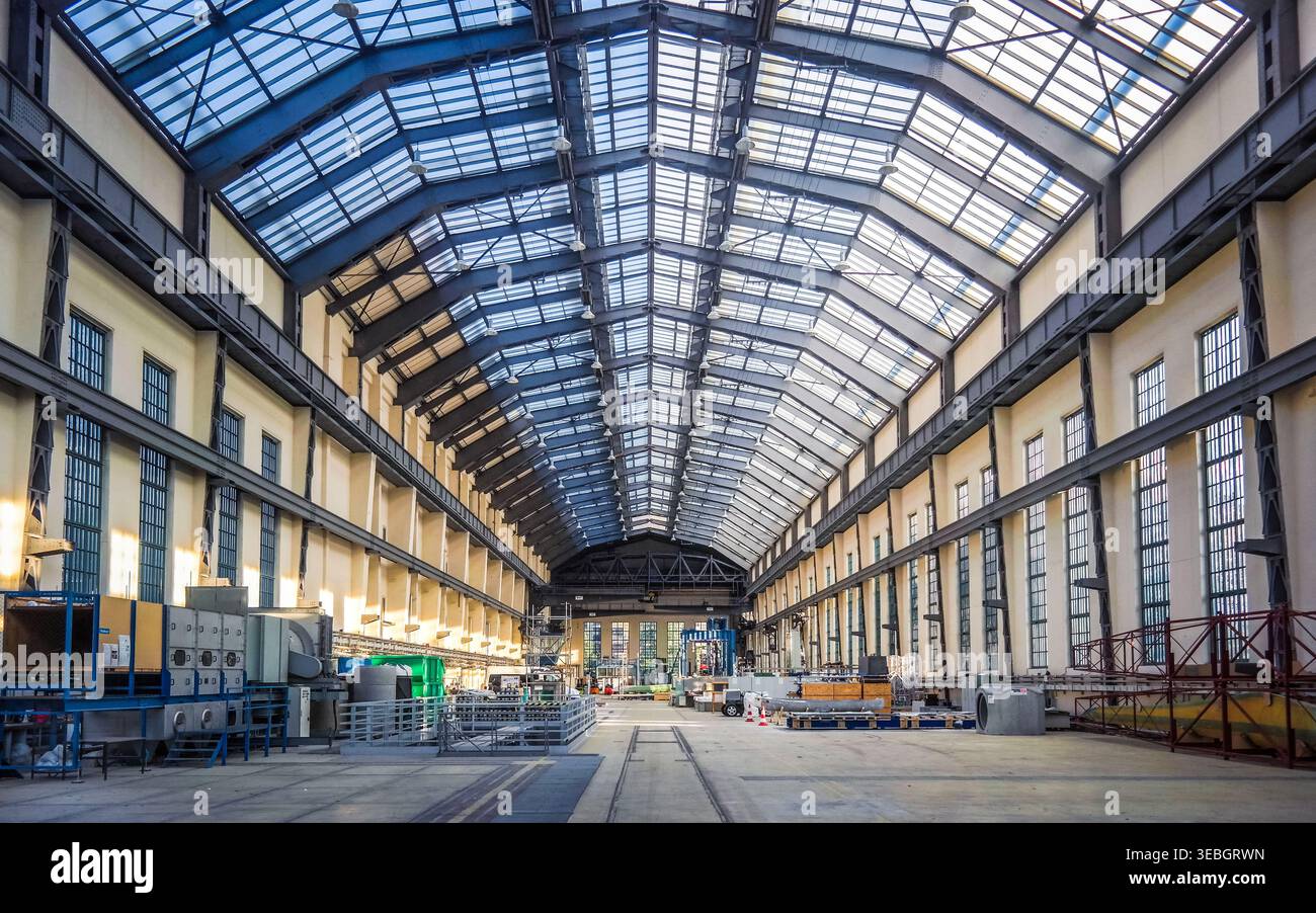 Intérieur de hall AEG Kleinmotorenfabrik d'après le design Peter Behrens : voûte monumentale en tonneau en acier et verre, Moabit, Berlin, Allemagne Banque D'Images