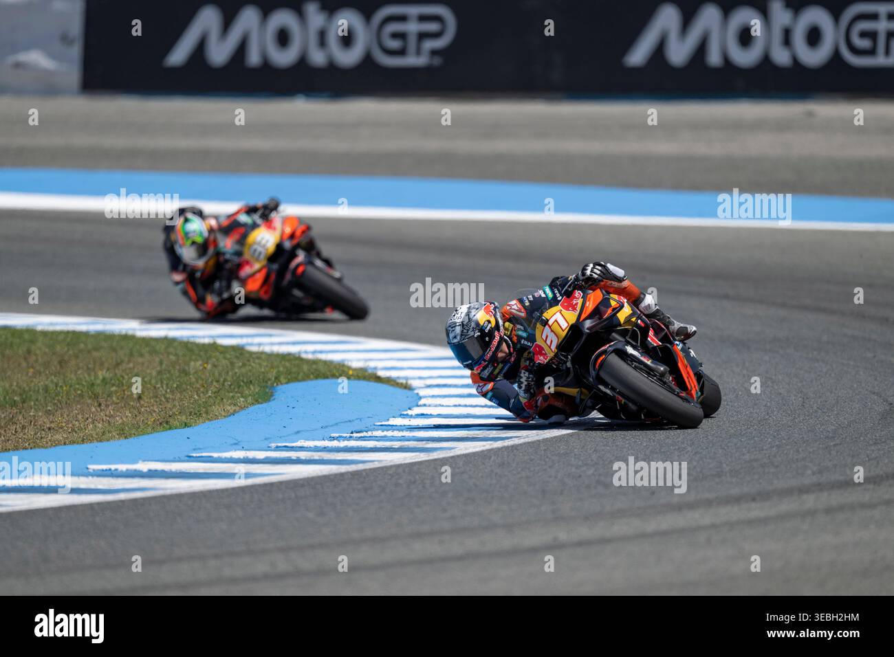 Jerez de la Frontera, Espagne. 26 avril 2026. Coureurs #33 Brad Binder (Red Bull KTM Factory Racing) et #37 Pedro Acosta (Red Bull KTM Factory Racing) lors de la course MotoGP au Grand Prix d'Espagne Estrella Galicia 0,0 2026 au Circuito de Jerez Angel Nieto. Crédit : visuel et écrit / Alamy Live News Banque D'Images
