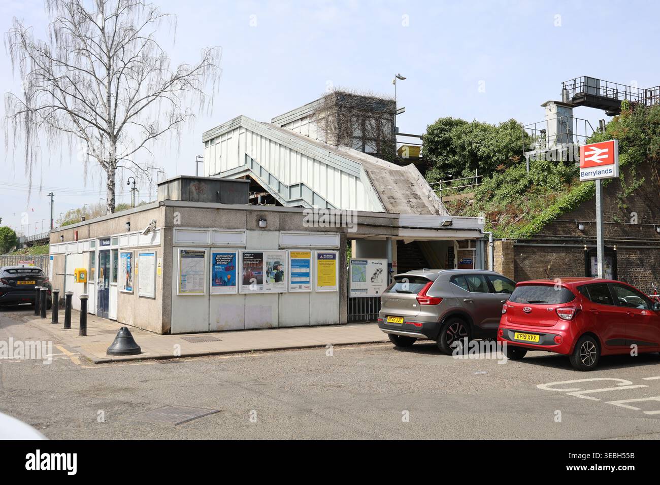 Entrée de la gare de Berrylands dans le sud-ouest de Londres Banque D'Images