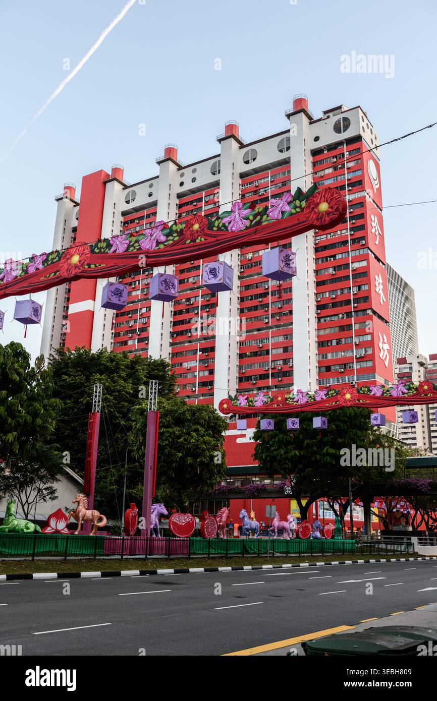 Vue en bas angle de l'emblématique complexe People's Park à Chinatown, Singapour, un immeuble commercial et résidentiel de 31 étages. Banque D'Images