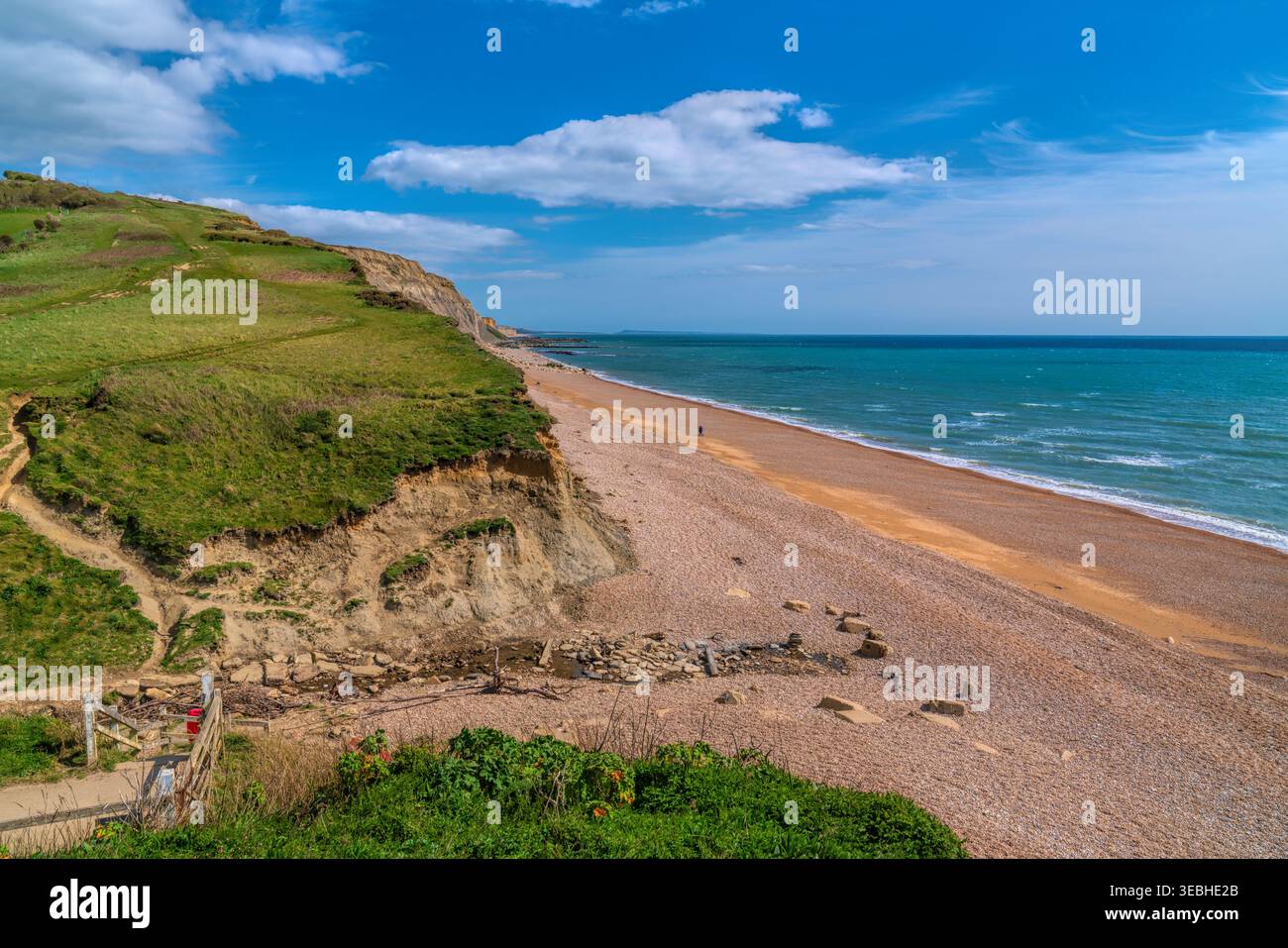 Eype Beach Dorset Angleterre Royaume-Uni près de West Bay sur la côte jurassique bardeaux avec la mer bleue Banque D'Images