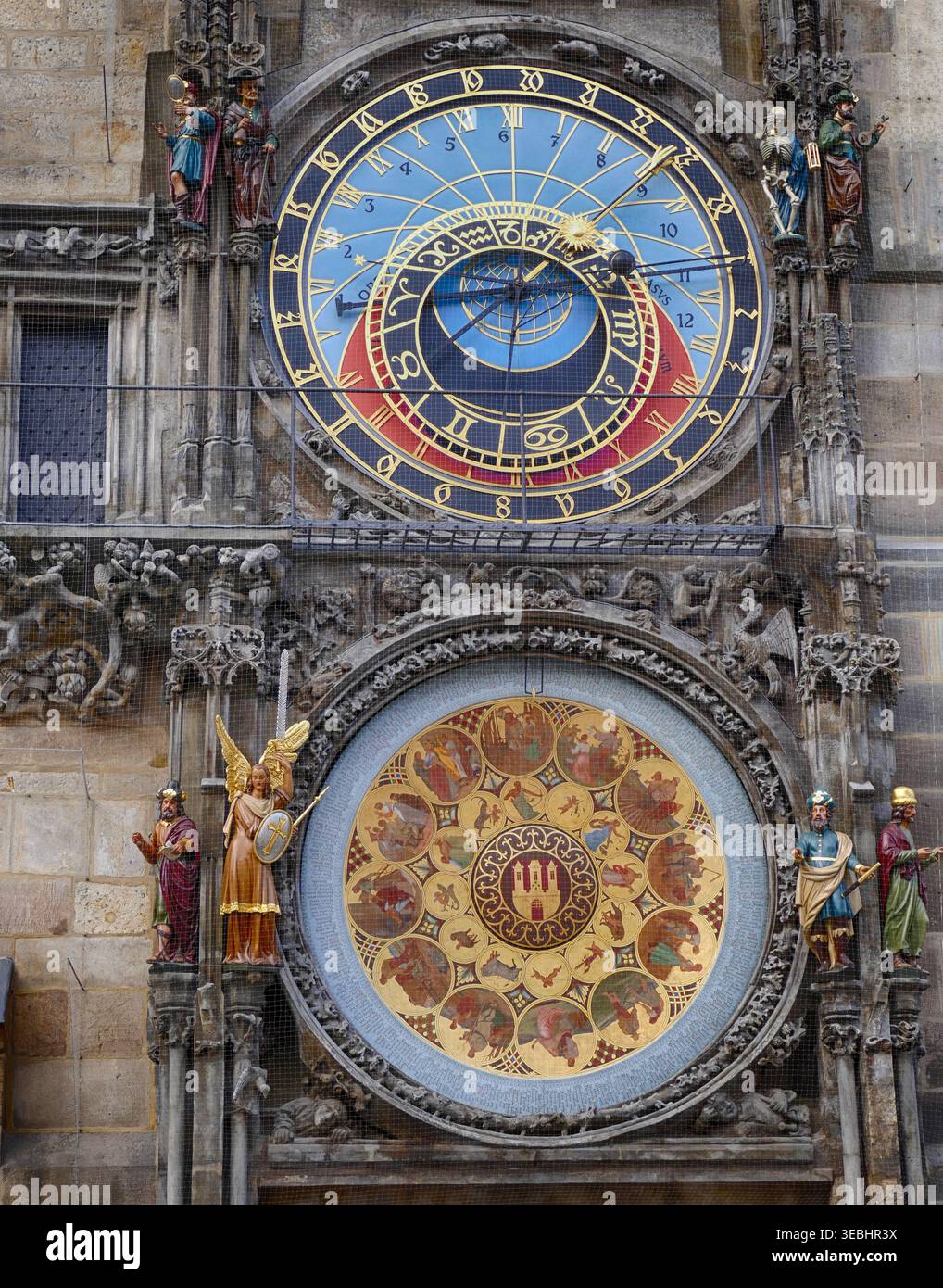 NUREMBERG - 8 nov 2023 - horloge astronomique de Prague sur l'ancien hôtel de ville. Affichage de l'astrolabe, du cadran du calendrier et des chiffres historiques, représentant TI Banque D'Images