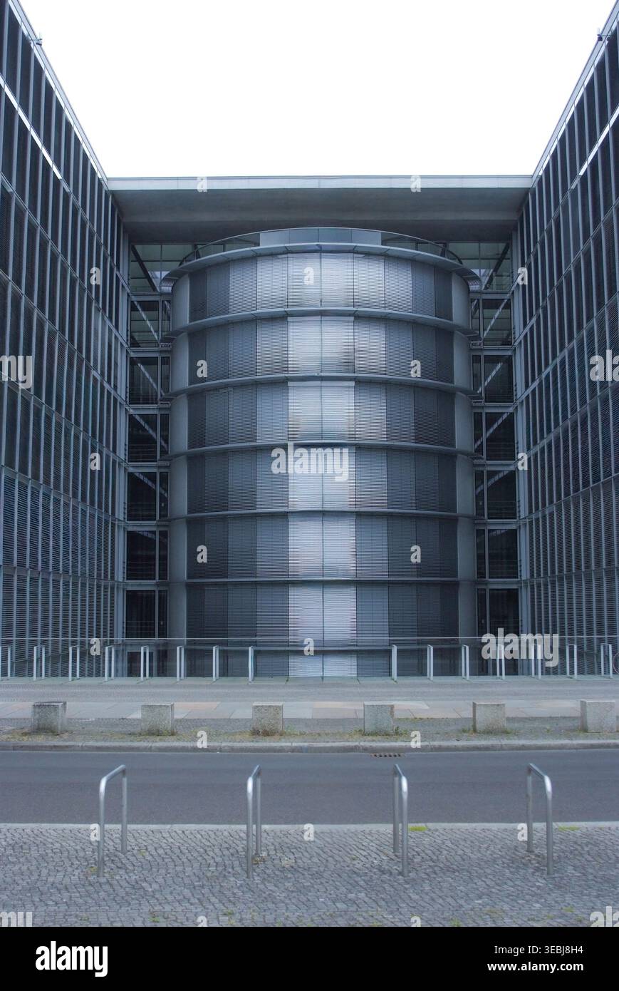 Façade froide et symétrique du Paul-Löbe-Haus qui évoque l'isolement et la distance institutionnelle Banque D'Images