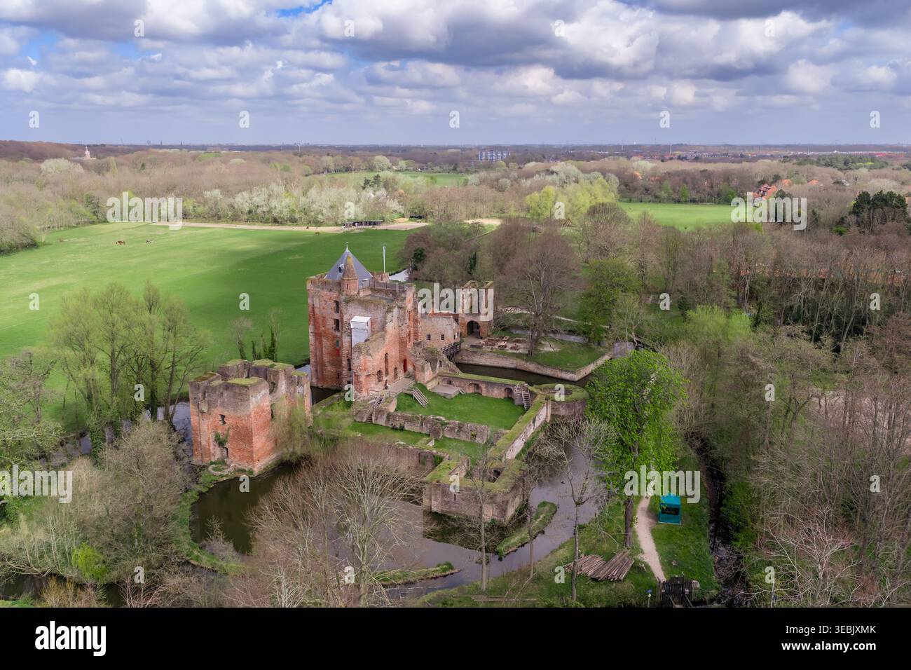 Brederode Castle Ruins Aerial Woodland Santpoort banlieue North Holland Horizon pays-Bas Château médiéval Banque D'Images