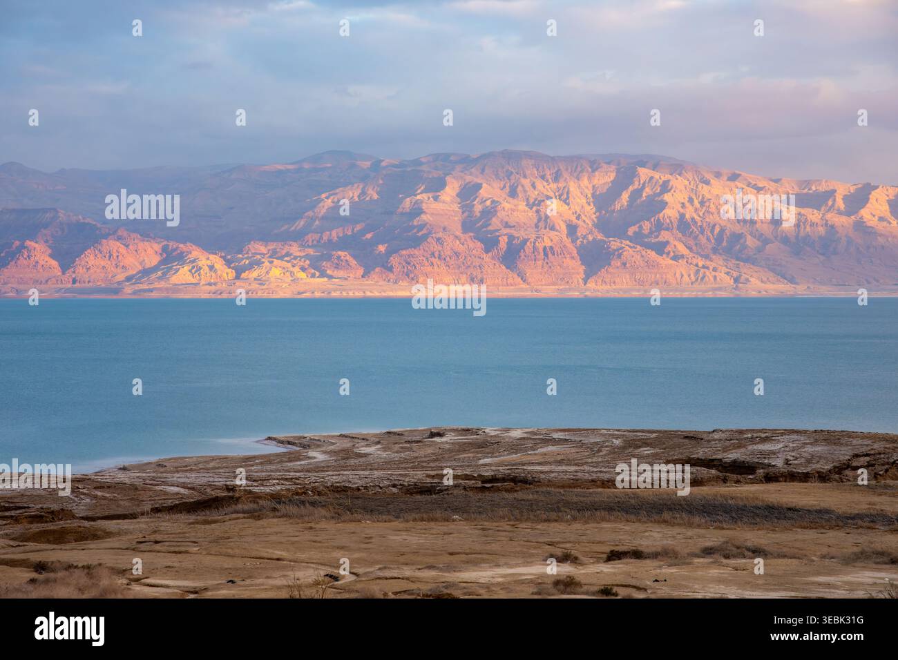 Un paysage hivernal de la mer morte avec les montagnes de Moab en arrière-plan et le désert de Judée au premier plan. Banque D'Images