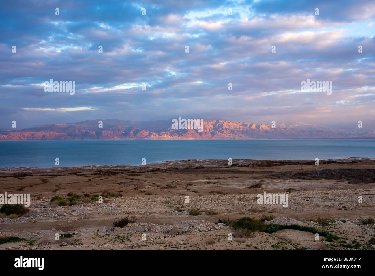 Un paysage hivernal de la mer morte avec les montagnes de Moab en arrière-plan et le désert de Judée au premier plan. Banque D'Images