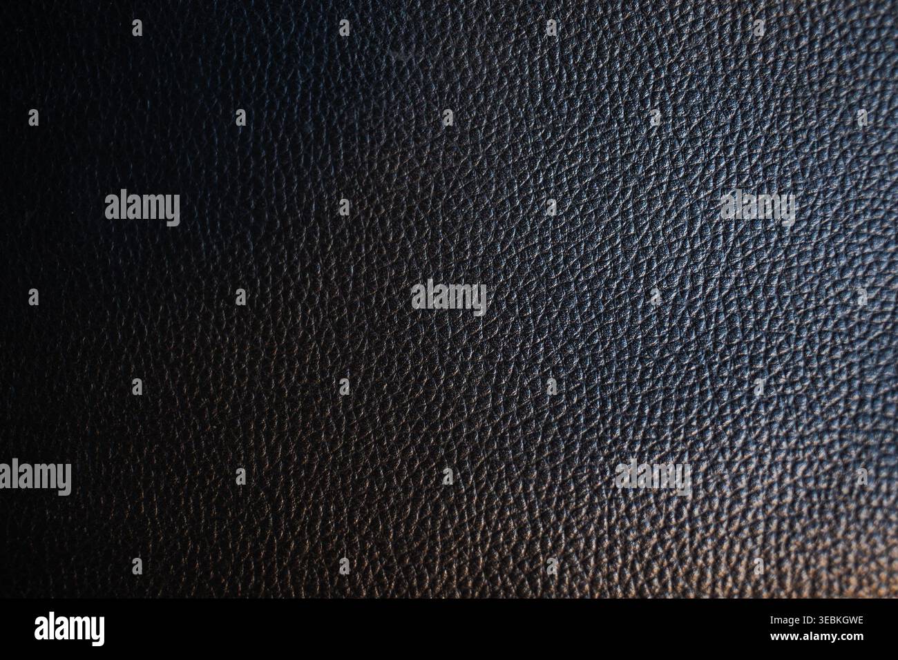 Texture en cuir noir avec un grain fin et subtil, parfait pour les arrière-plans, les tissus d'ameublement, le contenu lié à la mode et les designs numériques. Banque D'Images