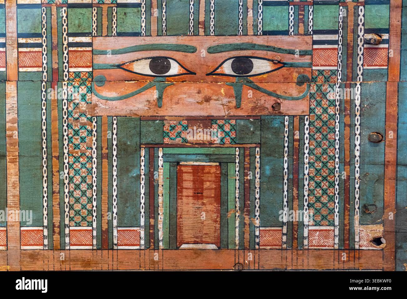 Les yeux d'Udjat : détail du sarcophage Senbi, Grand Musée égyptien, le Caire Banque D'Images