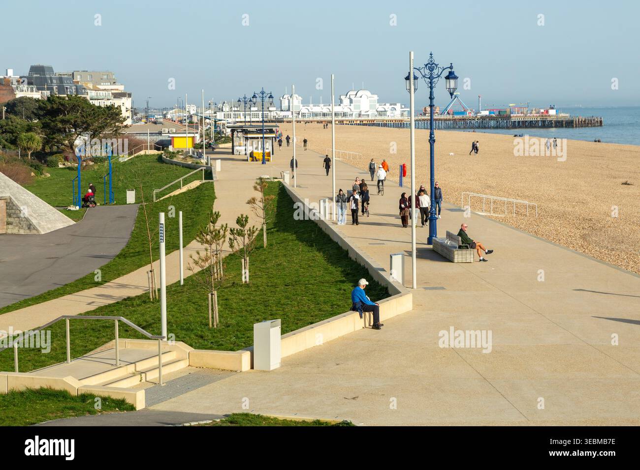 Les gens appréciant une promenade le long de la promenade Southsea nouvellement ouverte, Portsmouth , Hampshire, Angleterre Banque D'Images