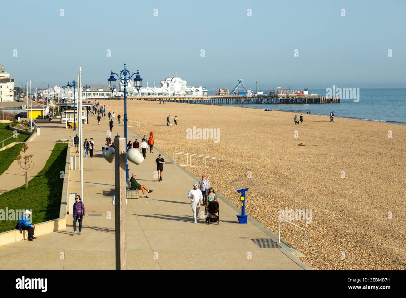 Les gens appréciant une promenade le long de la promenade Southsea nouvellement ouverte, Portsmouth , Hampshire, Angleterre Banque D'Images