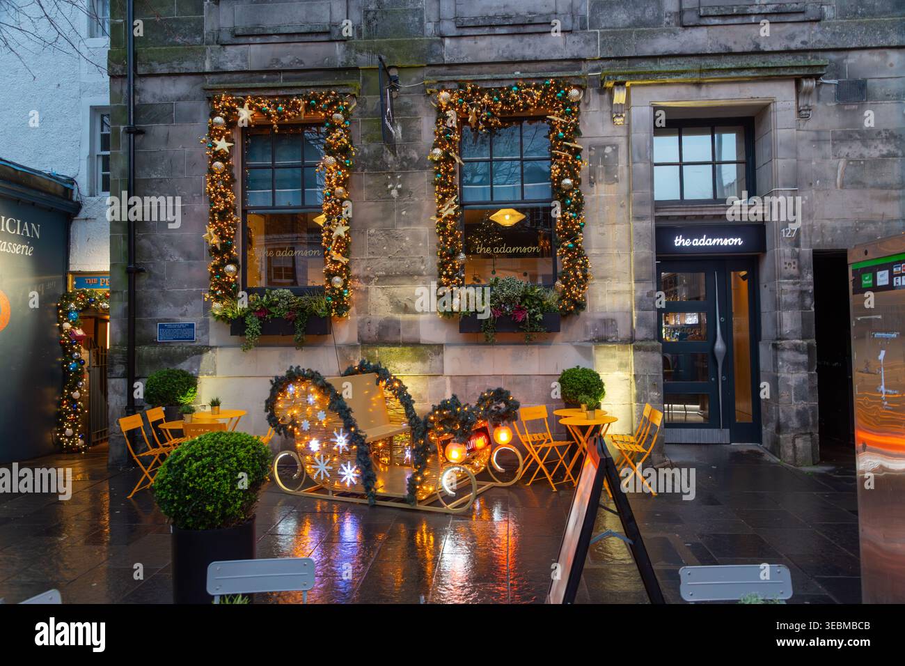 The Adamson avec des décorations de Noël, un restaurant et un bar situé sur South Street à St Andrews, en Écosse Banque D'Images