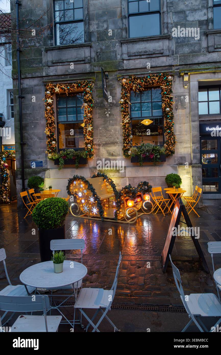 The Adamson avec des décorations de Noël, un restaurant et un bar situé sur South Street à St Andrews, en Écosse Banque D'Images