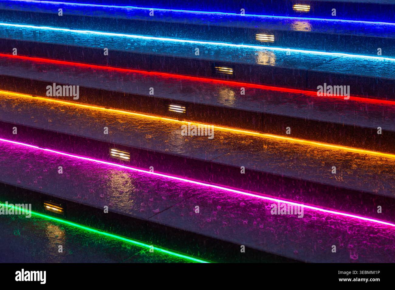 De la pluie tombe sur les marches éclairées au néon de l'Opera Bar, Sydney, Nouvelle-Galles du Sud, Australie Banque D'Images