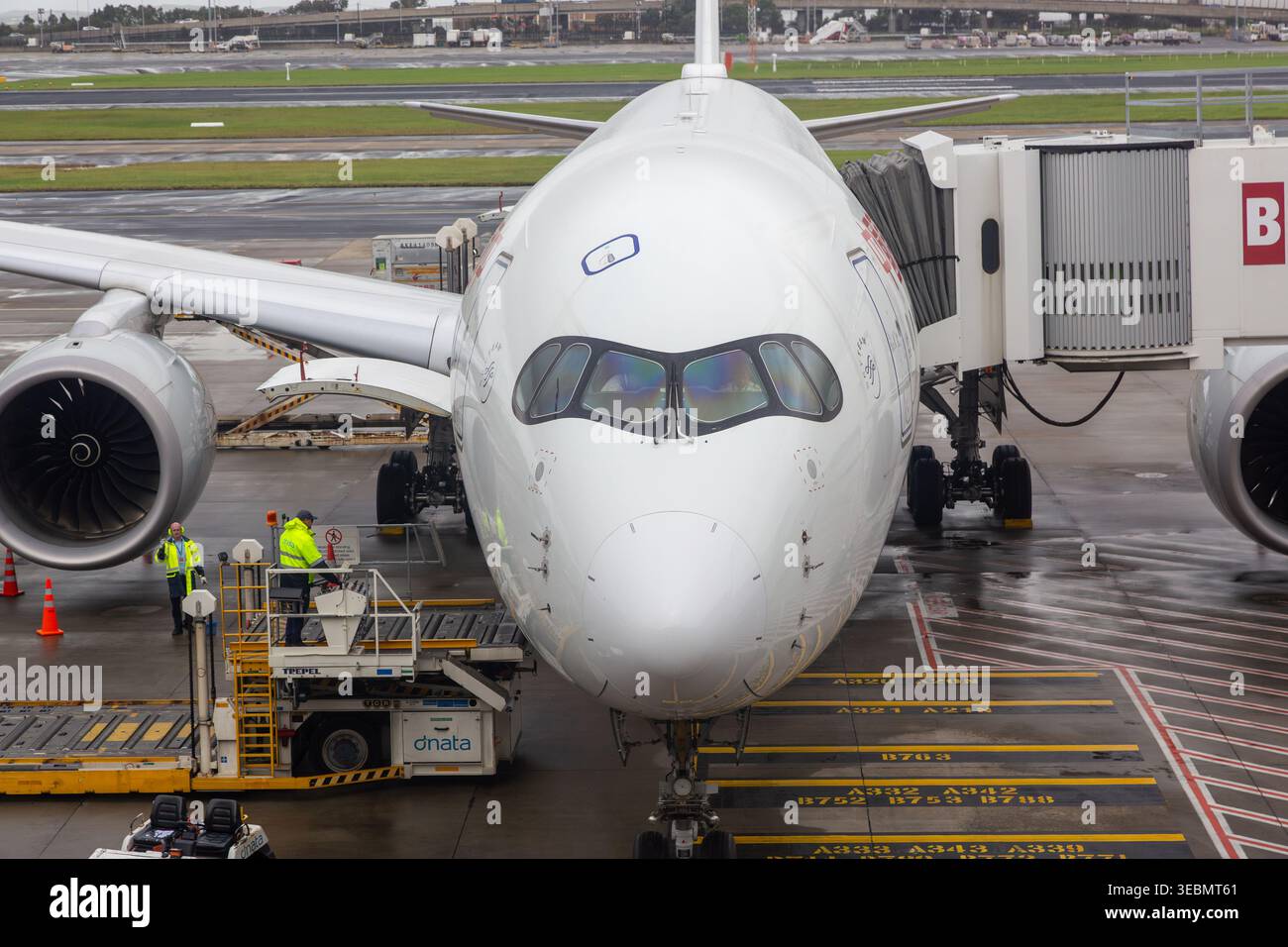 Un Airbus A350 de passagers stationné à une porte d'embarquement Banque D'Images