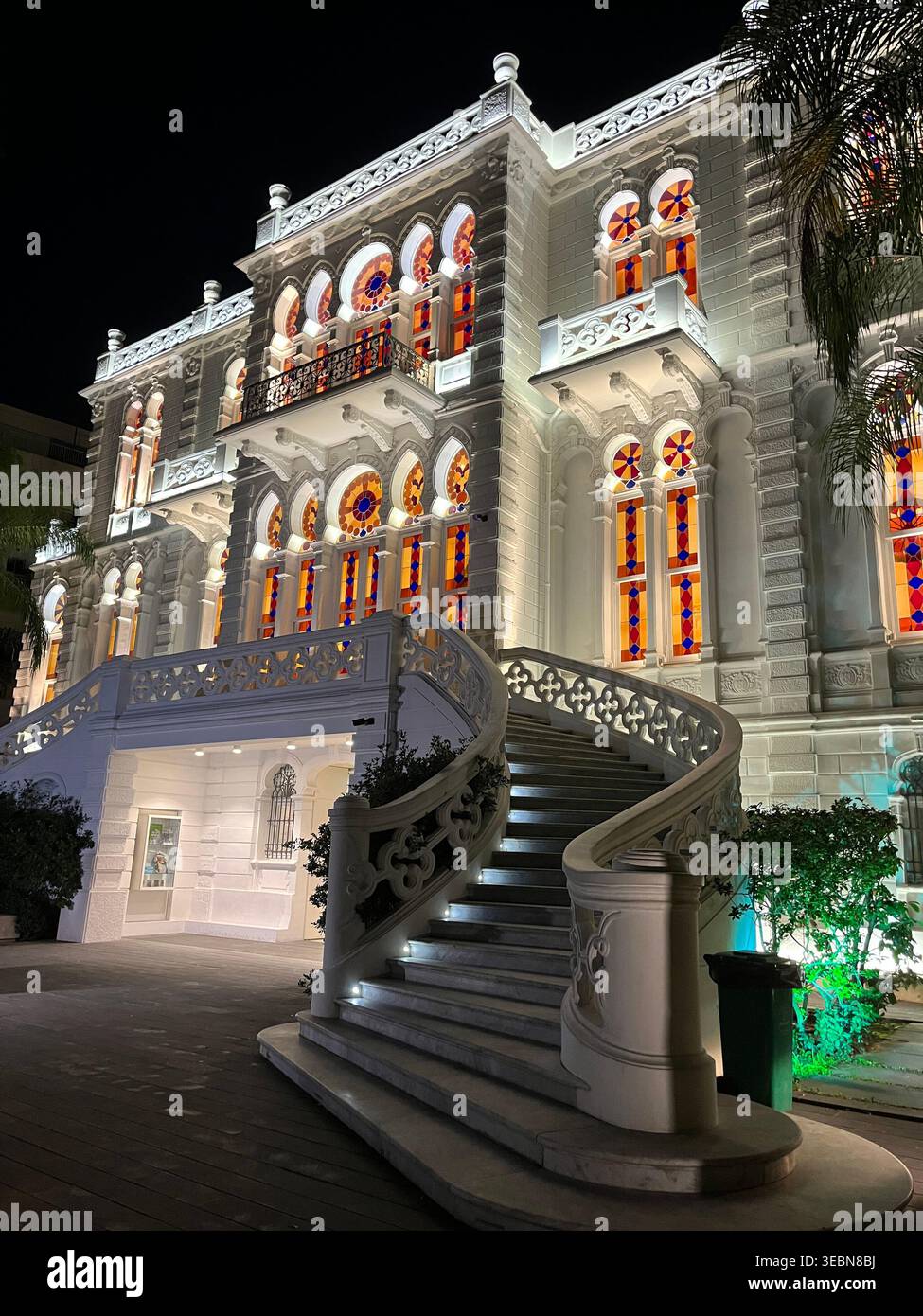 Achrafieh/Beyrouth, Liban - 2024 : le musée du palais Sursock illuminé la nuit, demeure historique de l'époque ottomane du XIXe siècle et destination de voyage proéminente. - Image de stock capturée avec un smartphone