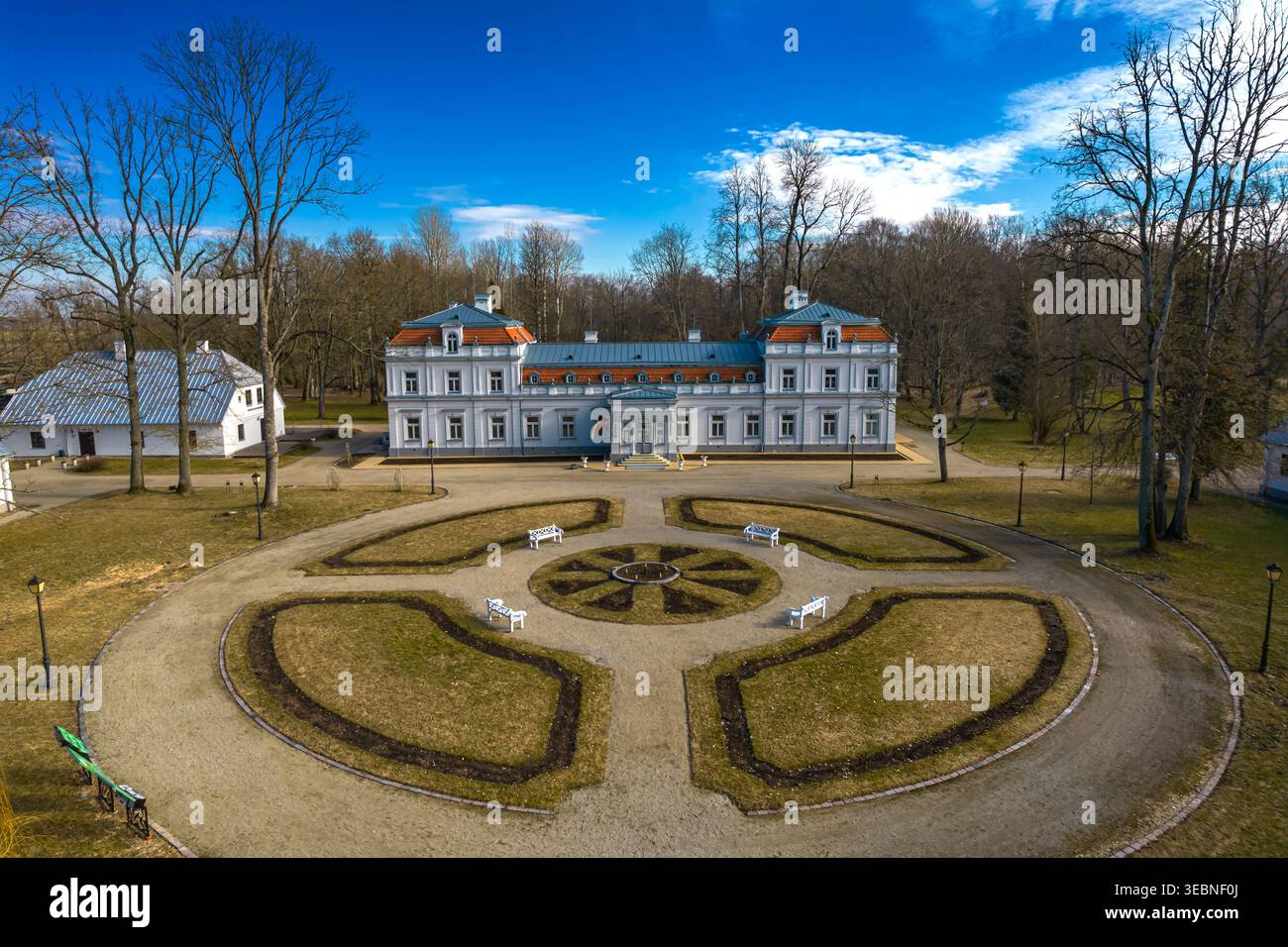 Vue au rez-de-chaussée du manoir Zypliai dans le quartier Sakiai en Lituanie, avec la façade historique, jardin formel symétrique, allées, bancs, Banque D'Images