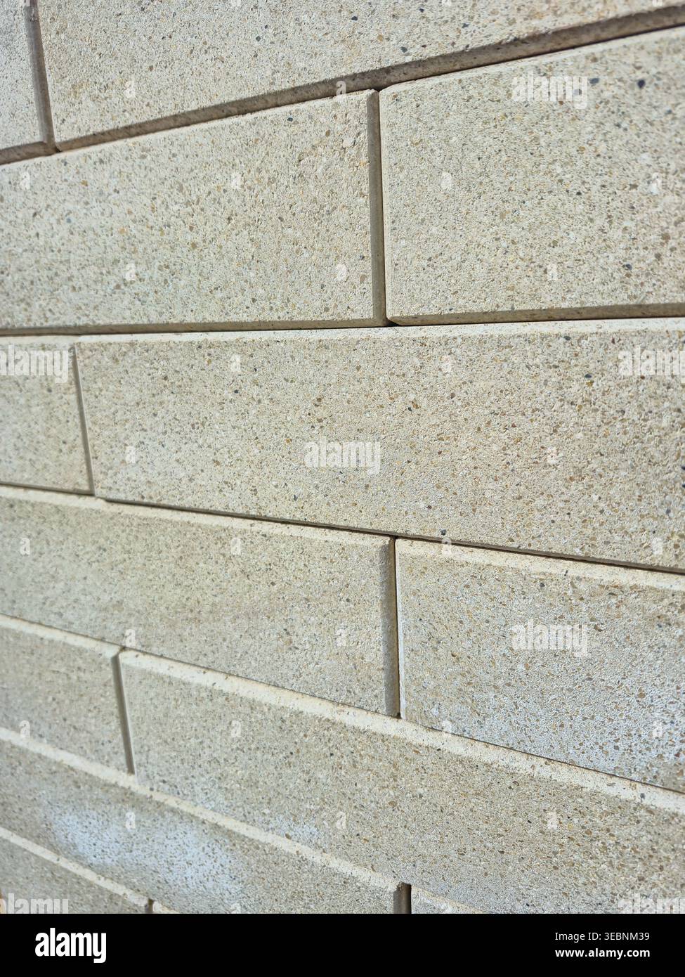 vue rapprochée d'un mur de blocs de béton texturé avec des taches subtiles Banque D'Images